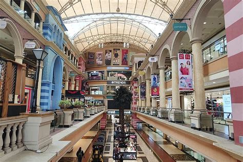 Best Shopping Mall in Kandivali East .
